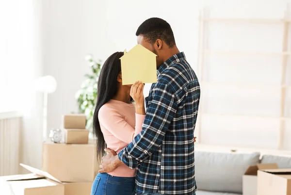 Unga svarta par gömmer sig bakom pappershuset och kramas när de flyttar till sin nya lägenhet — Stockfoto