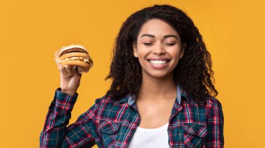 Gülümseyen Afrikalı Amerikalı Kadın Stüdyoda Burger Gösteriyor