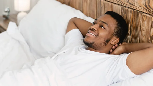 Happy African Guy Lying Awake În pat În The Morning — Fotografie, imagine de stoc