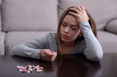 Depresyonda olan ümitsiz genç bir kadın evinde aşırı dozda ilaç alarak intihar etmeyi planlıyor.