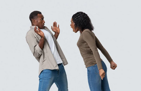 Crazy african american woman yelling at her boyfriend — Stock Photo, Image