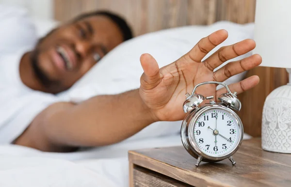 African Guy Turning Off Alarm Clock Trezirea acasă — Fotografie, imagine de stoc
