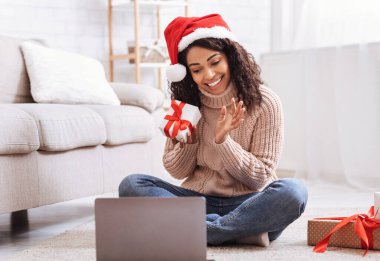 Siyah Kadın evdeki hediye kutusunu açıyor.