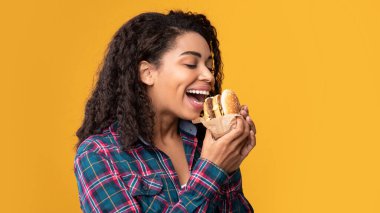 Afrika kökenli Amerikalı Kadın Stüdyoda Burger Yiyiyor