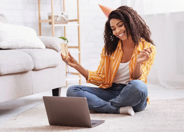 Black woman drinking wine during virtual party — Stock Photo, Image
