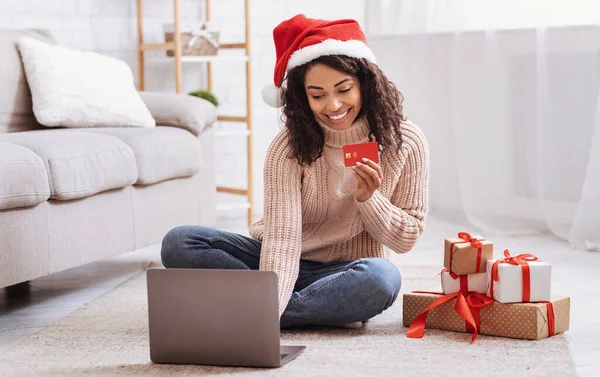 Zakupy świąteczne. Czarna dama korzystająca z laptopa z karty kredytowej — Zdjęcie stockowe