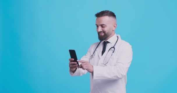 Consulta médica en línea. Amistoso médico hablando con el paciente a través de chat de vídeo del teléfono celular — Vídeo de stock