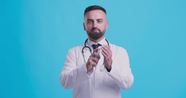 Výuka dezinfekce rukou. Profesionální lékař sprejování dezinfekci a tření rukou — Stock video
