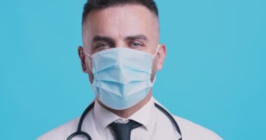 Tıbbi onay. Koruyucu maskeli dost canlısı doktor başını sallıyor, anlaşma konsepti