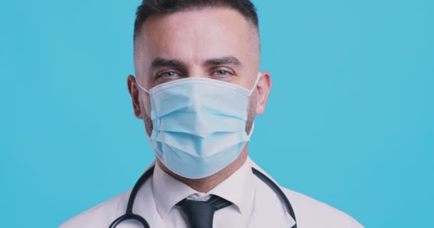 Ιατρική έγκριση. Φιλικός γιατρός σε προστατευτική μάσκα κουνώντας το κεφάλι, συμφωνία έννοια — Αρχείο Βίντεο