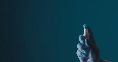 Sprey dezenfektan. Koruyucu eldivenle elini kapat. Alkol dezenfektanını bir kenara bırak. Boş alan.