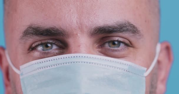 Extremo close up estúdio tiro de homem vestindo máscara médica protetora — Vídeo de Stock