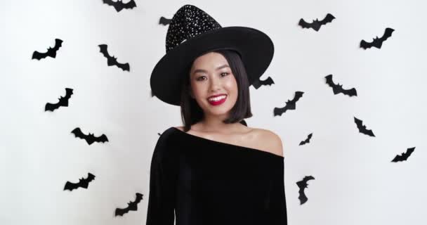 Halloween-Liebe. Positiv asiatisch lady im zaubererin karnevalskostüm send blow kiss vor kamera — Stockvideo