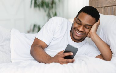 Afrikalı Adam Cep Telefonu Kullanıyor İnternet Taranıyor Yatakta Yatıyor
