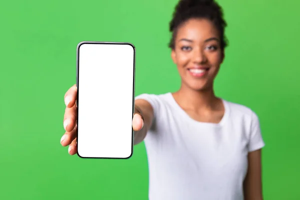Femme noire montrant écran blanc de téléphone cellulaire vide — Photo