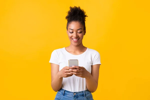 Portret van een mooie zwarte dame met behulp van haar mobiele telefoon — Stockfoto
