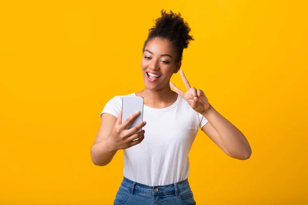 Gelukkig zwart dame het nemen van selfie met behulp van mobiele telefoon — Stockfoto