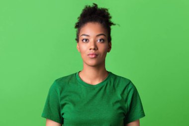 Kameraya bakan afro kadının yakın portresi.