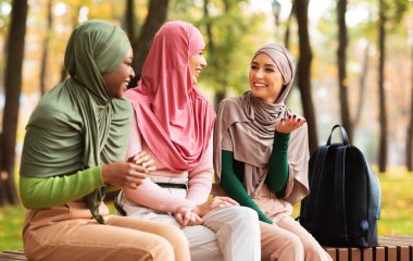 Park bankında oturan üç Müslüman Arap Kadın.