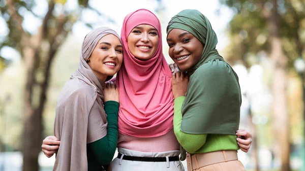 Three Muslim Women In Hijab Posing Hugging Outdoors, Panorama — Stock Photo, Image