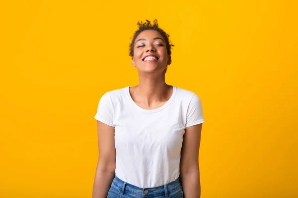 Porträt einer lachenden Afro-Frau mit geschlossenen Augen — Stockfoto