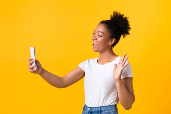 Mutlu siyah kadın cep telefonuyla video görüşmesi yapıyor. — Stok fotoğraf
