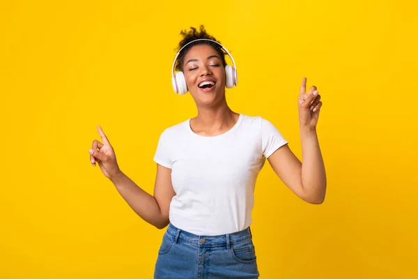 Portrait de joyeuse femme noire appréciant la musique en studio — Photo