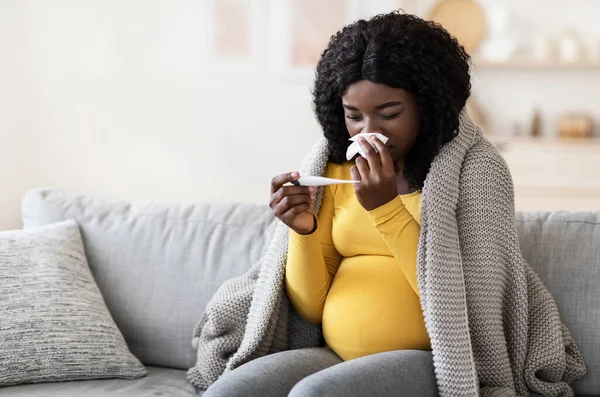 Jonge zwangere Afrikaanse vrouw die ziek wordt van hoge koorts — Stockfoto