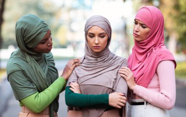 Üç Müslüman Kadın Dışarıda Bekleyen Mutsuz Kadın Arkadaşı Destekliyor