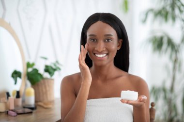 Evde güzellik salonu, cilt bakımı ve covid-19 salgını sırasında kendini izole etme.