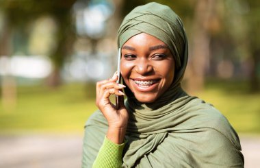 Siyahi Müslüman Kadın Cep Telefonu Konuşuyor Dışarıda duruyor