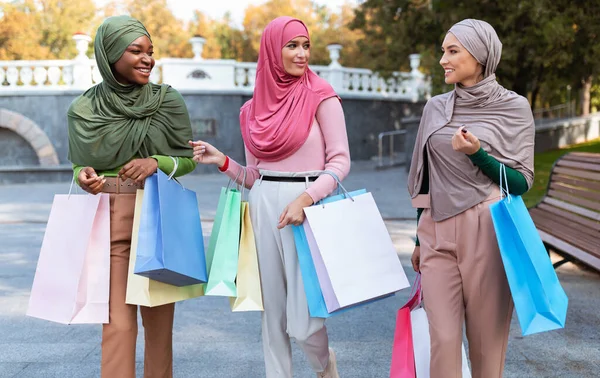 Alışverişe çıkan modern Arap Kadınları Alışveriş Torbaları Dolaşıyor — Stok fotoğraf