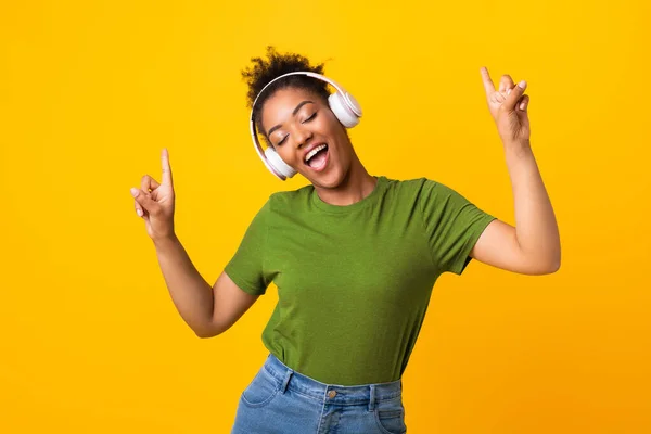 Portret van vrolijke zwarte dame genieten van muziek in de studio — Stockfoto