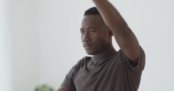 Νεαρός Αφροαμερικάνος εκπαιδεύεται στο σπίτι, ζεσταίνει τα χέρια πριν την άσκηση δύναμης — Αρχείο Βίντεο