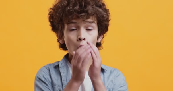 Nie do wiary. Close up portret zdumiony chłopiec otwarcie usta w szoku — Wideo stockowe