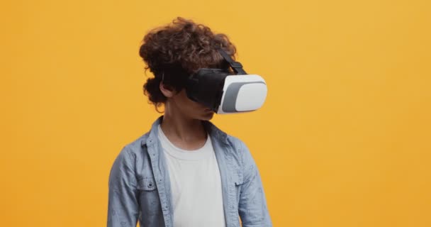 Liten pojke i virtual reality glasögon titta på utbildningsfilm, njuta av 3D gadget teknik — Stockvideo