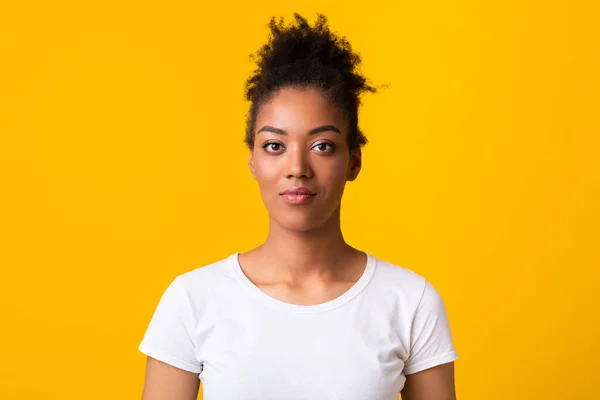 Primer plano retrato de mujer afro mirando a la cámara — Foto de Stock