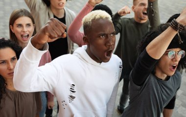 Sokaktaki reformları protesto eden çok ırklı protestocular