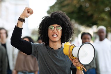 Protestoculardan oluşan megafonlu bir grup.