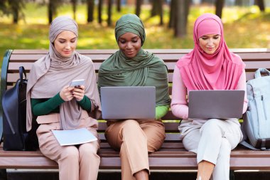 Parkta Çevrimiçi Öğrenen Akıllı Telefon ve Bilgisayar Kullanan Arap Kadınları
