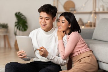 Genç Asyalı Eşler Evde İnternet Taraması Kullanarak Rahatlıyor