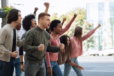 Gösteri sırasında slogan atan ve yumruk sallayan bir grup öğrenci
