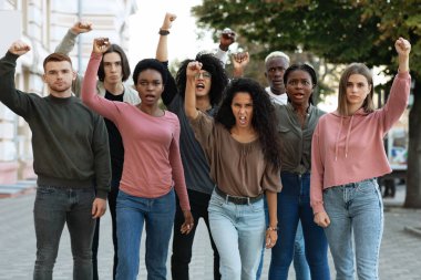 Sokaklarda grev yapan uluslararası bir grup genç