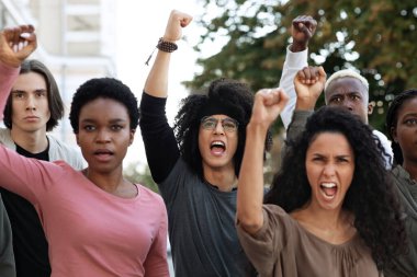 Gösteriler sırasında slogan atan ve yumruk sallayan öğrenciler