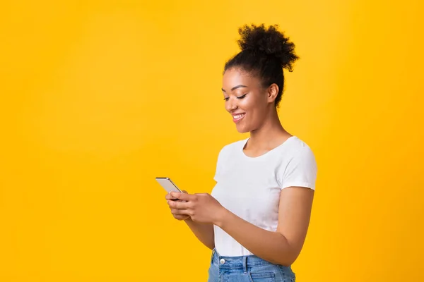 Retrato de una hermosa mujer negra usando su teléfono móvil — Foto de Stock