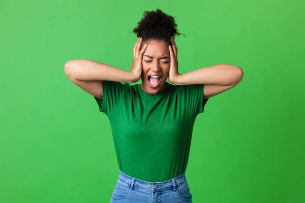 Dühös fiatal fekete nő sikoltozik és megragadja a fejét — Stock Fotó