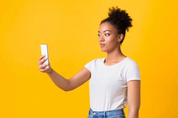 Μαύρη γυναίκα που κάνει βιντεοκλήση χρησιμοποιώντας κινητό τηλέφωνο — Φωτογραφία Αρχείου