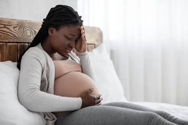 Coronavirus och graviditet. Sjuk svart gravid kvinna känner sig sjuk, har Covid-19 symtom — Stockfoto