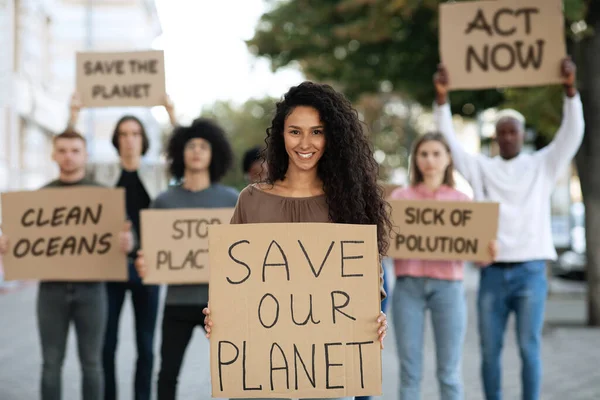 Alegre dama con SAVE NUESTRO cartel del PLANETA —  Fotos de Stock