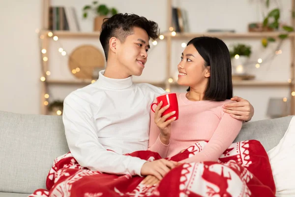 Loving Koreaans paar omhelzen Drinken Hot Coffee Zittend binnen — Stockfoto